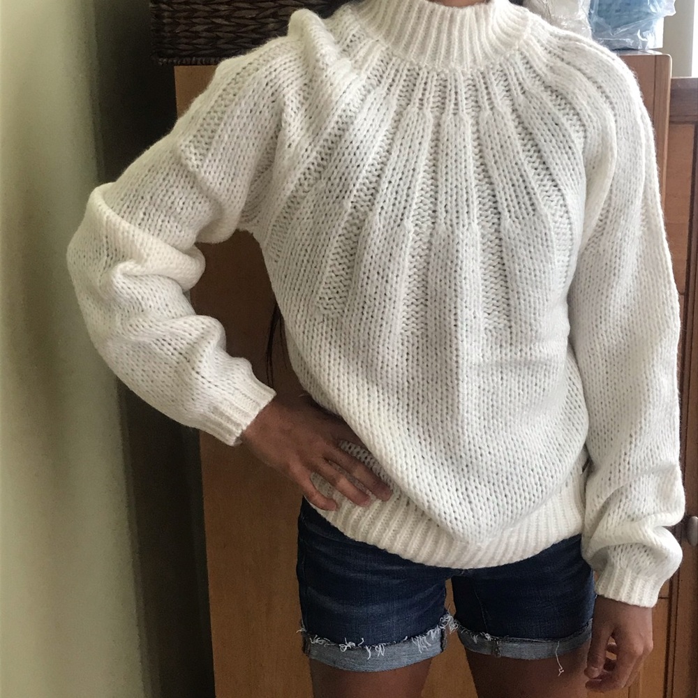Abercrombie Woman Sm NWT Fuzzy Mock Cream Sweater - Picture 1 of 13